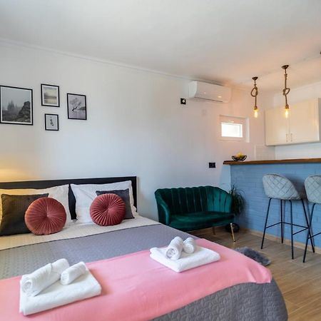 Apartments Klara Молунат Екстериор снимка