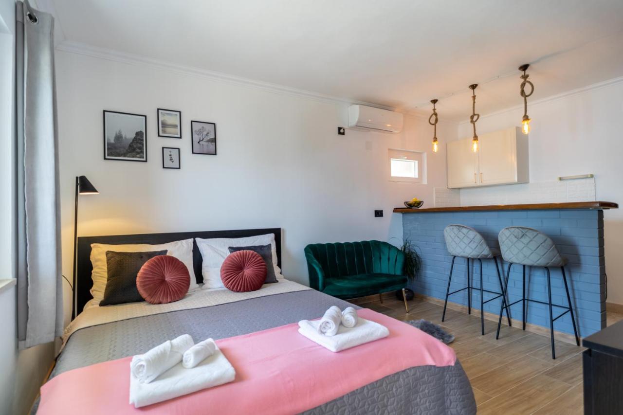 Apartments Klara Молунат Екстериор снимка